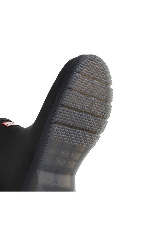 [WOMEN] 플레이 트랜스루센트 숏 레인부츠 - 블랙 WFS4001RMABLK는 여성용 레인부츠입니다. 봄, 여름, 가을 계절에 우천시 또는 일상생활에서 착용하기 적합하며, 여행룩과 캐주얼 및 미니멀 스타일 연출에 활용할 수 있습니다. 블랙 색상의 라운드 앞코, 숏 탑라인 디자인으로, 고무와 PVC 소재를 사용하여 제작되었으며, 플랫 굽에 생활 방수 기능을 갖추었습니다. 투명 소재와 오픈형 디자인으로, 어떤 스타일에도 매치하기 용이합니다.
