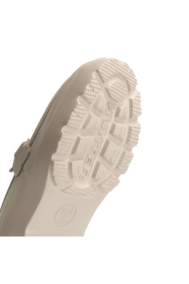 [WOMEN] 리파인드 익스플로어 플랫폼 로퍼 - 캔버스크림 UFF2251LEACCR는 여성용 로퍼입니다. 캔버스 소재의 캔버스크림 색상으로, 봄, 여름, 가을에 착용하기 좋습니다. 라운드 앞코와 플랫 굽 타입, 로우탑 디자인으로 캐주얼, 미니멀, 클래식 스타일을 연출할 수 있습니다. 플랫폼 디자인으로 편안함과 스타일을 동시에 잡았으며, 여행룩이나 산책룩에 매치하기 좋습니다.
