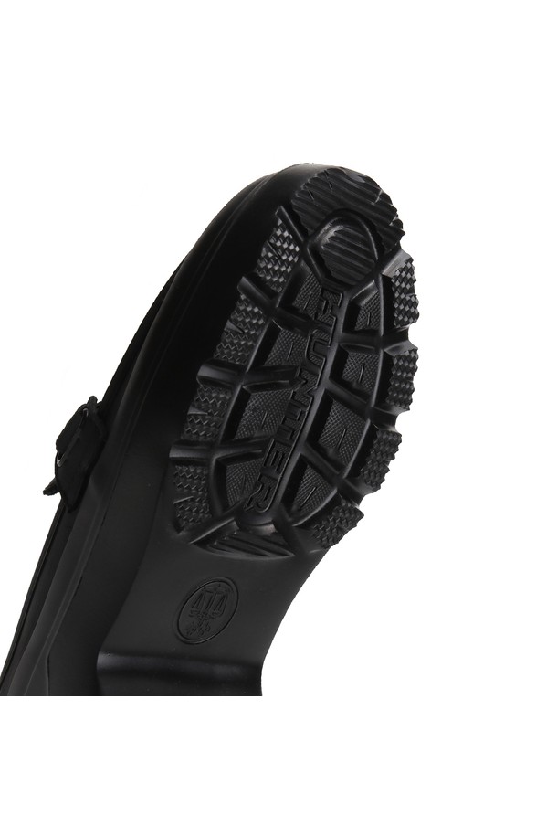 [WOMEN] 리파인드 익스플로어 플랫폼 로퍼 - 블랙 UFF2251LEABLK는 여성용 로퍼입니다. 일상 및 출근룩에 적합하며, 미니멀, 클래식, 캐주얼 스타일을 연출할 수 있습니다. 라운드 앞코에 플랫 굽, 무지 패턴으로 디자인되었으며, 합성가죽 소재를 사용하여 편안함을 더했습니다. 굽 높이는 로우힐이며, 슬립온 형태로 간편하게 착용할 수 있습니다. 봄, 가을에 신기 좋은 블랙 컬러 로퍼로, 로우컷 탑라인과 일반 발볼을 가진 여성에게 추천합니다.
