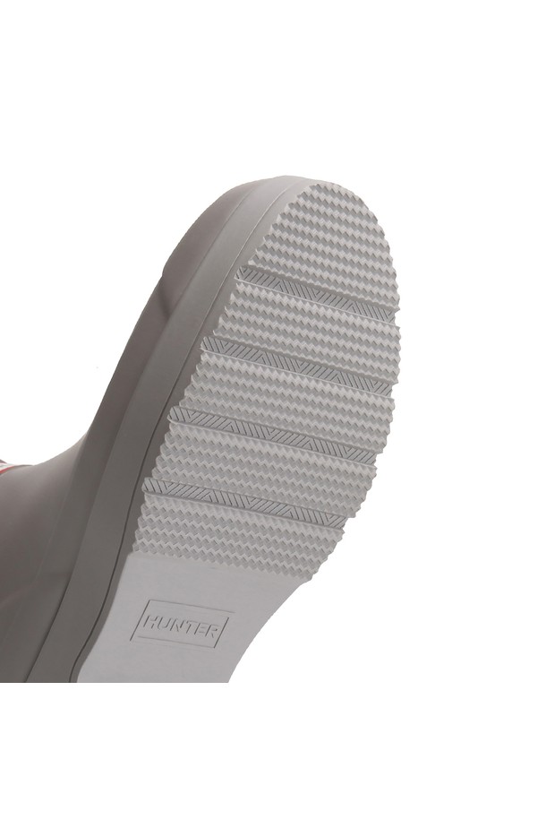 [MEN] 플레이 네오프렌 첼시 레인부츠 - 징크 MFS9022RMAZNC는 남성용 첼시 부츠로, 징크 컬러의 세련된 디자인이 특징입니다. 네오프렌과 고무 소재를 사용하여 방수 및 생활 방수 기능을 갖춰, 봄, 여름, 가을, 겨울 사계절 모두 활용 가능합니다. 라운드 앞코와 플랫 굽으로 편안한 착용감을 제공하며, 슬립온 디자인으로 신고 벗기 편리합니다. 미니멀, 캐주얼, 클래식 스타일의 출근룩에 잘 어울리는 앵클 부츠입니다.
