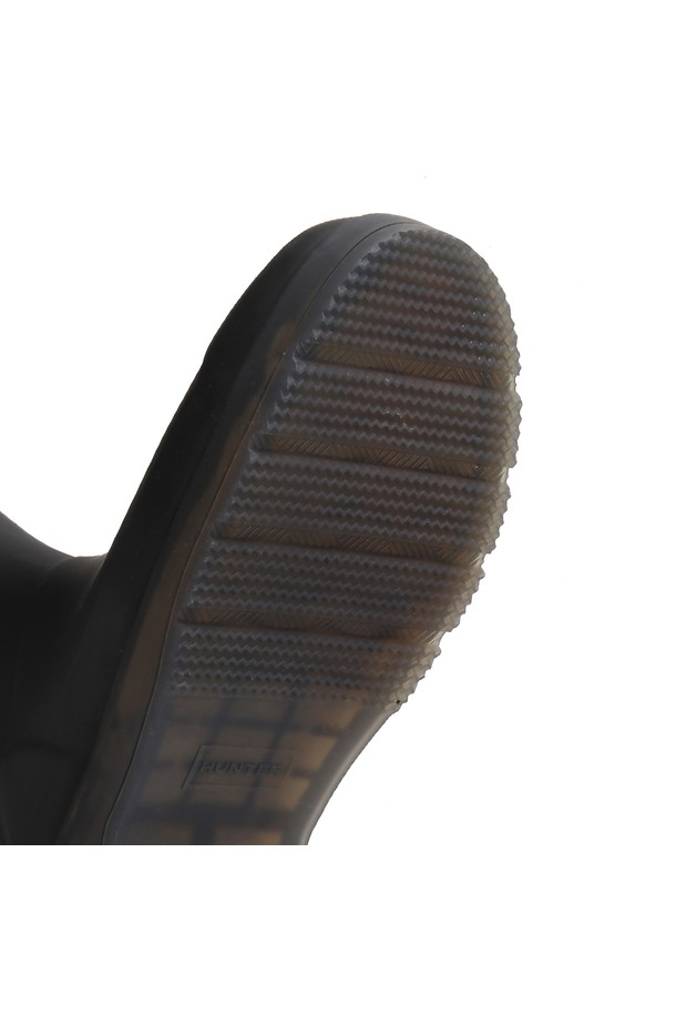 [WOMEN] 플레이 트랜스루센트 톨 레인부츠 - 블랙 WFTK001RMABLK는 여성용 레인부츠입니다. 방수 기능과 3.35cm 로우힐 굽으로 우천시, 아웃도어 활동, 일상생활에서 활용하기 좋습니다. 블랙 색상의 무지 디자인과 라운드 앞코, 미드컷 탑라인이 특징이며, FSC 인증 천연고무와 재활용 폴리에스터 안감, 수작업 가황 처리로 내구성을 높였습니다. 3D 컷 패턴, 알루미늄 라스트 제작, 와이드 발볼로 편안한 착용감을 제공하여 여행룩, 미니멀, 클래식, 캐주얼 스타일을 연출하기 좋습니다.
