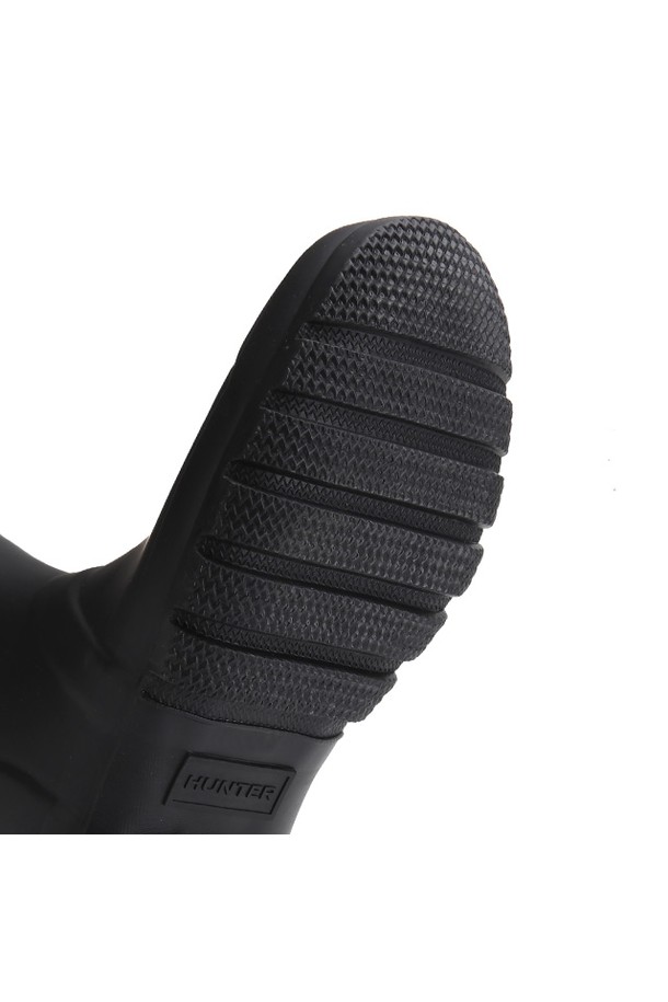 [WOMEN] 오리지널 컬러 블록 톨 레인부츠 - 블랙/캐스트 WFT2272RMABCA는 비 오는 날과 야외 활동에 적합한 여성 레인부츠입니다. 라운드 앞코에 3cm 로우 힐 디자인으로 편안한 착용감을 제공하며, 방수 기능으로 우수한 실용성을 자랑합니다. 블랙과 화이트 컬러 배색의 컬러 블록 패턴은 캐주얼, 미니멀, 클래식 스타일을 모두 아우르며, 재생 폴리에스터 안감과 FSC 인증 천연고무, 핸드메이드, 벌커나이징 공법 등 섬세한 디테일이 돋보입니다. 미드컷 탑라인과 버클 신발 여밈, 3D 패턴 커팅과 알루미늄 라스트 구조가 적용되었습니다. 봄, 여름, 가을, 겨울 사계절 내내 여행룩을 포함한 다양한 스타일에 매치하여 스타일리시하게 연출할 수 있습니다.
