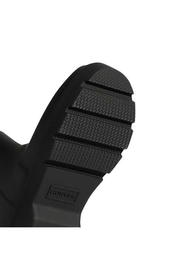 [UNISEX] 오리지날 2.0 톨 레인부츠 - 블랙 UFT7000RMABLK는 미니멀, 캐주얼, 클래식 스타일을 아우르는 유니섹스 레인부츠입니다. 봄, 여름, 가을, 겨울 사계절 내내 착용 가능하며, 일상과 우천 시 모두 활용 가능합니다. 블랙 컬러의 무지 디자인으로 어떤 스타일에도 쉽게 매치할 수 있습니다. 45mm 통굽 디자인으로 안정적인 착화감을 제공하며, FSC 인증 고무와 재활용 폴리에스터 안감을 사용하여 제작되었습니다. 3D 패턴 커팅과 벌커나이즈드 제조 방식으로 완성되어 방수 기능과 뛰어난 내구성을 자랑하며, 겨울 데일리룩에 완벽하게 어울립니다.
