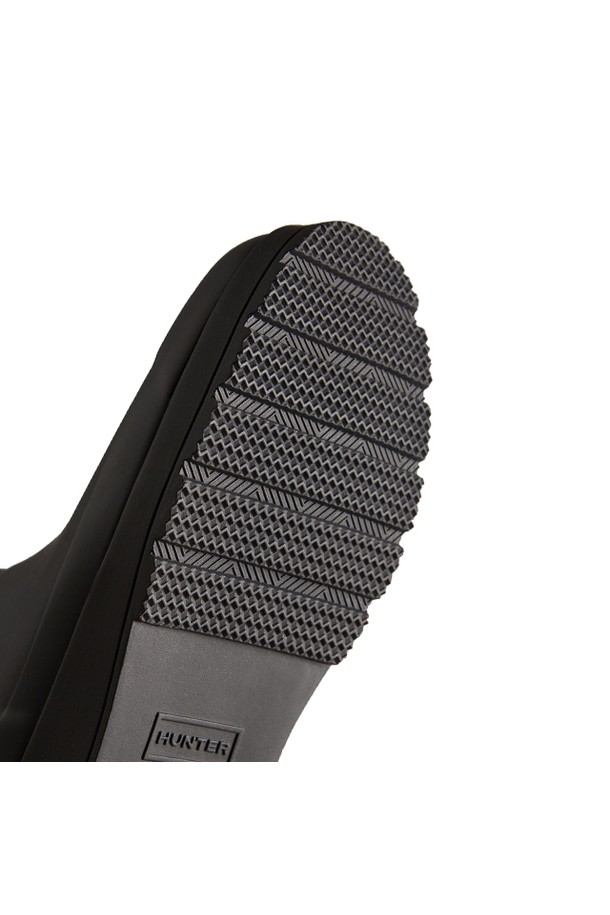 [WOMEN] 오리지날 플레이 톨 레인부츠 - 블랙 WFT2007RMABLK는 여성용 레인부츠입니다. FSC 인증 천연고무와 재활용 폴리에스테르 안감을 사용하여 제작되었으며, 3cm 로우힐 굽과 라운드 앞코 디자인이 특징입니다. 일상과 우천 시 모두 착용 가능하며, 미니멀, 클래식, 캐주얼 스타일을 연출할 수 있습니다. 3D 패턴 커팅, 벌커나이징 공법, 알루미늄 라스트, 수작업을 통해 제작되어 뛰어난 방수 및 생활 방수 기능을 제공합니다. 산책룩, 여행룩에 매치하여 스타일리시하게 코디할 수 있습니다.
