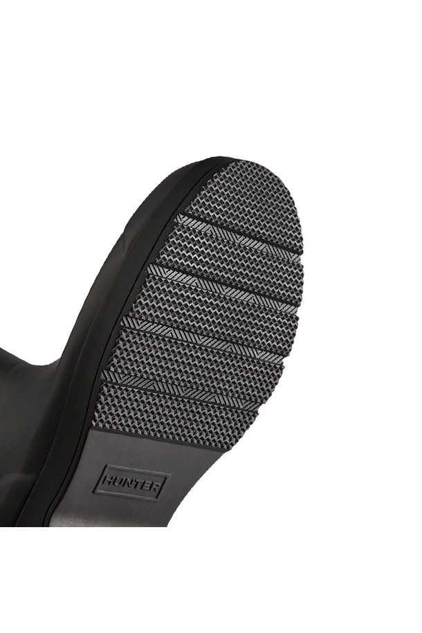 [MEN] 오리지날 플레이 미드 레인부츠 - 블랙 MFS9087RMABLK는 남성용 레인부츠로, 캐주얼, 미니멀, 클래식 스타일을 연출합니다. 블랙 컬러의 라운드 앞코 디자인이며, 일상생활과 우천 시에 모두 착용 가능합니다. 4cm 굽 높이의 플랫 굽으로 제작되었으며, 방수 기능과 내구성이 뛰어납니다. 핸드메이드, 내추럴 러버 소재, FSC 인증 소재를 사용하여 제작되었으며, 슬립온 형태로 간편하게 착용할 수 있습니다. 봄, 여름, 가을, 겨울 사계절 모두 활용 가능한 실용적인 아이템입니다.
