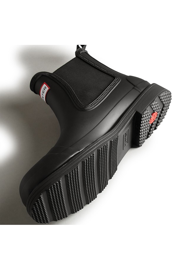 [MEN] 코만도 첼시 레인부츠 - 블랙 MFS9016RMABLK는 일상, 여행룩, 겨울 데일리룩에 모두 잘 어울리는 남성용 첼시부츠 스타일의 레인부츠입니다. 블랙 컬러의 무지 디자인으로 미니멀, 클래식, 캐주얼 스타일을 연출하기 좋습니다. 부드러운 고무 소재와 라운드 앞코, 플랫 굽으로 편안한 착용감을 제공하며, 앵클 탑라인과 고무밴드 신발 여밈으로 스타일리시함을 더했습니다. 방수 기능과 착용이 용이한 컷팅 디자인이 특징이며, 1년 품질 보증으로 안심하고 신을 수 있습니다. 봄, 여름, 가을, 겨울 사계절 내내 활용하기 좋은 아이템입니다.
