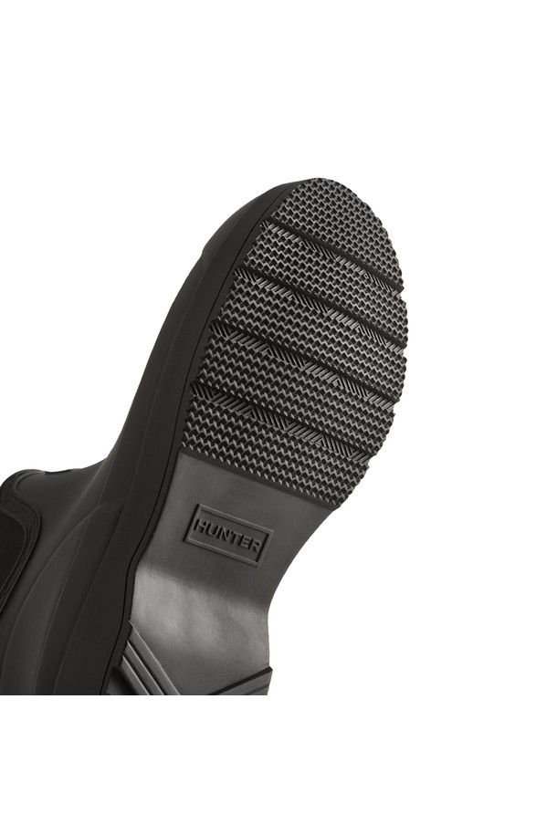 **[MEN] 플레이 네오프렌 첼시 레인부츠 - 블랙 MFS9022RMABLK**는 남성용 첼시 부츠로, 일상생활과 비 오는 날 모두 활용 가능한 실용적인 아이템입니다. 블랙 컬러의 무지 디자인으로 어떤 스타일에도 쉽게 매치할 수 있으며, 캐주얼, 미니멀, 클래식 스타일을 즐겨 입는 분들께 추천합니다. 네오프렌과 고무 소재를 사용하여 방수 기능을 갖췄으며, 라운드 앞코와 고무밴드 디테일이 특징입니다. 봄, 여름, 가을 계절에 착용하기 좋으며, 출근룩이나 여행룩에 편안함과 스타일을 더해줍니다. 굽 높이는 로우힐, 굽 타입은 플랫으로 편안한 착용감을 선사합니다.
