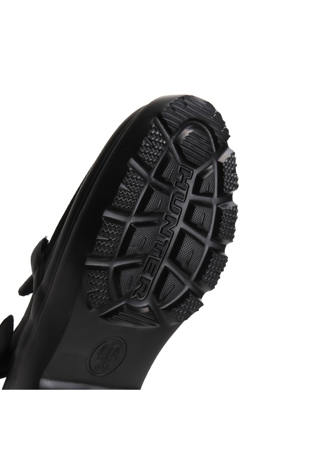 세련된 블랙 컬러의 리파인드 플랫폼 메탈 힐 스트랩 로퍼는 여성스러움을 강조하는 로우컷 디자인으로 제작되었습니다. 가죽 소재로 제작되어 고급스러운 느낌을 주며, 봄, 가을 시즌에 착용하기 좋습니다. 플랫 굽에 메탈 장식으로 포인트를 더해 시크하고 미니멀한 스타일을 완성합니다. 출근룩, 오피스룩, 데이트룩 등 다양한 TPO에 활용 가능한 데일리 로퍼입니다. 발등을 감싸는 스트랩 디테일로 안정적인 착용감을 제공합니다.
