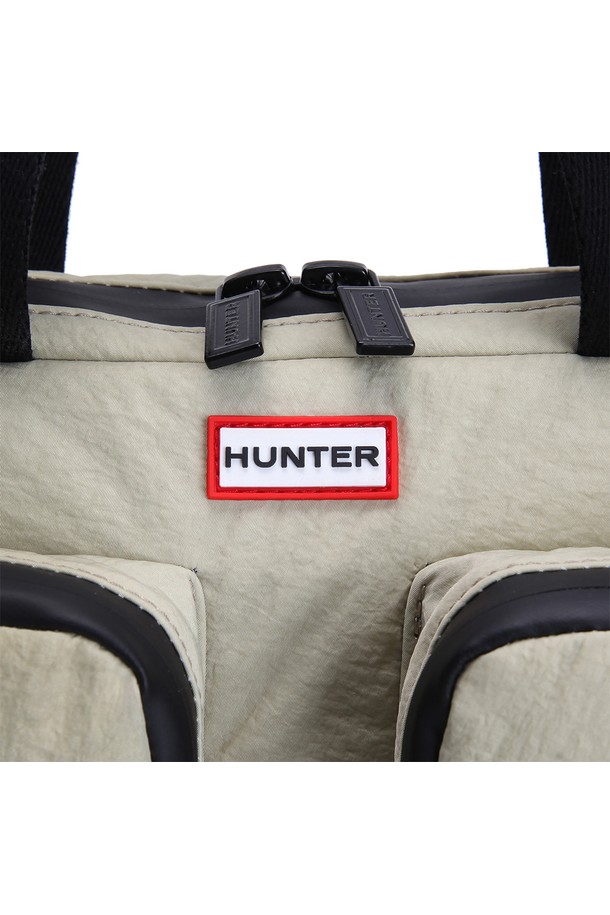 [UNISEX] 랩탑 토트백 - 스무스페블 HCM0002CBZSMP는 유니섹스 디자인의 미디엄 사이즈 토트백입니다. 부드러운 가죽 소재와 베이지 컬러가 특징이며, 사각형 모양에 지퍼형 잠금 방식을 갖췄습니다. 노트북 수납이 가능하며, 숄더 스트랩과 투 포켓으로 실용성을 더했습니다. 오피스룩, 비즈니스 캐주얼, 출근룩 등 TPO에 어울리는 클래식, 미니멀, 시크 스타일의 가방입니다.
