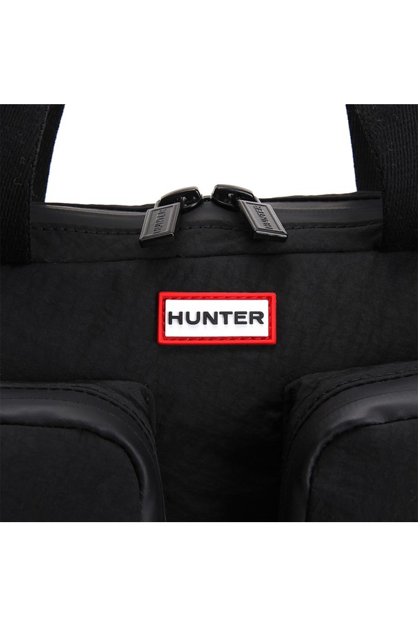 [UNISEX] 랩탑 토트백 - 블랙 HCM0002CBZBLK는 미니멀, 클래식, 시크 스타일을 추구하는 유니섹스를 위한 토트백입니다. 나일론 소재의 블랙 컬러, 미디엄 사이즈로 제작되었으며, 무지 디자인에 사각형 형태를 갖추고 있습니다. 랩탑 수납이 가능하며 숄더 스트랩과 지퍼형 잠금 방식으로 실용성을 더했습니다. 출근룩과 비즈니스 캐주얼에 적합하며, 일상에서 랩탑 백 및 비즈니스 용도로 활용하기 좋습니다.
