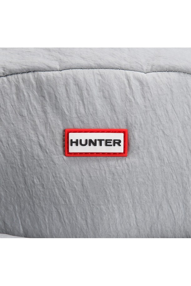 [UNISEX] 투 포켓 백팩 - 오션블루 HCM0001CBZROB는 미니멀, 캐주얼, 시티보이 스타일을 추구하는 유니섹스를 위한 백팩입니다. 나일론 소재의 미디엄 사이즈 사각 백팩으로, 오션블루 컬러에 무지 패턴으로 깔끔함을 더했습니다. 넉넉한 수납공간과 투 포켓 디자인으로 실용성을 높였으며, 특히 포켓 디테일과 미니 파우치 세트 구성이 돋보입니다. 여행룩, 출근룩, 산책룩 등 다양한 TPO에 활용 가능하며, 지퍼형 잠금 방식으로 소지품을 안전하게 보관할 수 있습니다.
