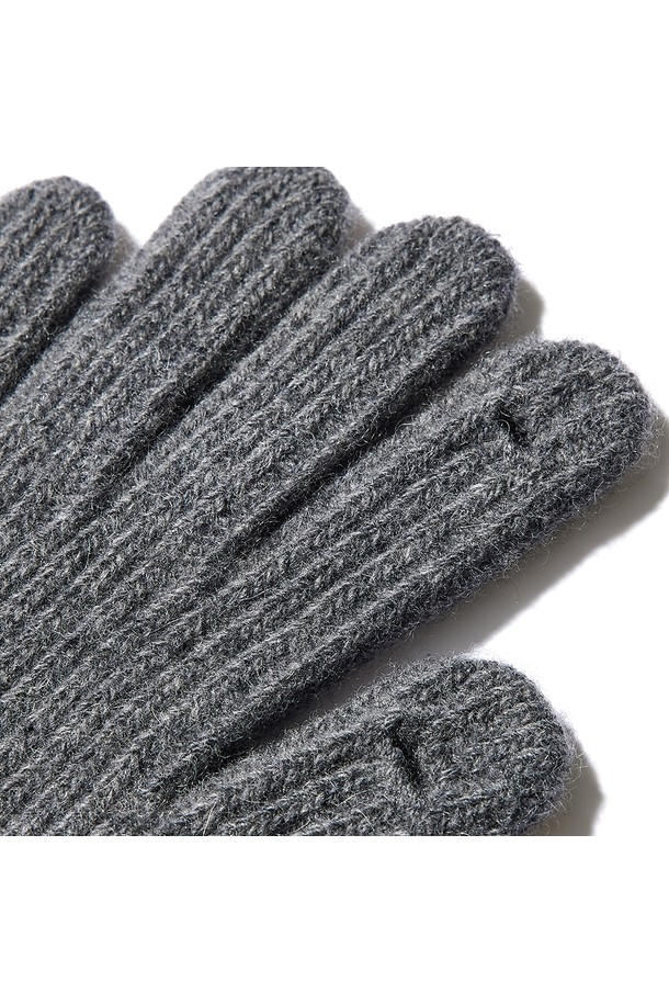 [WOMEN] 에센셜 니트 핑거홀 장갑 - 차콜 HDW0002CGZCHC는 여성용 니트 장갑입니다. 부드러운 촉감의 니트 소재로 제작되어 가을과 겨울에 따뜻하게 착용할 수 있습니다. 베이직한 디자인에 핑거홀 디테일이 더해져 손가락 노출이 가능하며, 출근룩이나 모임룩 등 다양한 TPO에 활용하기 좋습니다. 미니멀, 클래식, 캐주얼 스타일을 즐겨 입는 분들께 추천합니다. 색상은 차콜이며, 무지 디자인으로 어떤 스타일에도 잘 어울립니다.

