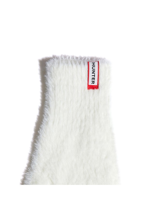 따뜻하고 부드러운 감촉의 [WOMEN] 소프트 헤어리 장갑 - 아이보리 (HDW0001CGZIVO)입니다. 포근한 니트 소재로 제작되어 겨울철 보온성을 높여줍니다. 은은한 아이보리 컬러와 헤어리 텍스처가 만나 미니멀, 클래식, 캐주얼 스타일 모두에 잘 어울립니다. 두꺼운 두께감으로 추운 날씨에도 손을 따뜻하게 보호해주며 부드러운 촉감으로 편안한 착용감을 선사합니다. 무지 디자인으로 어떤 스타일에도 매치하기 용이한 데일리 장갑입니다.
