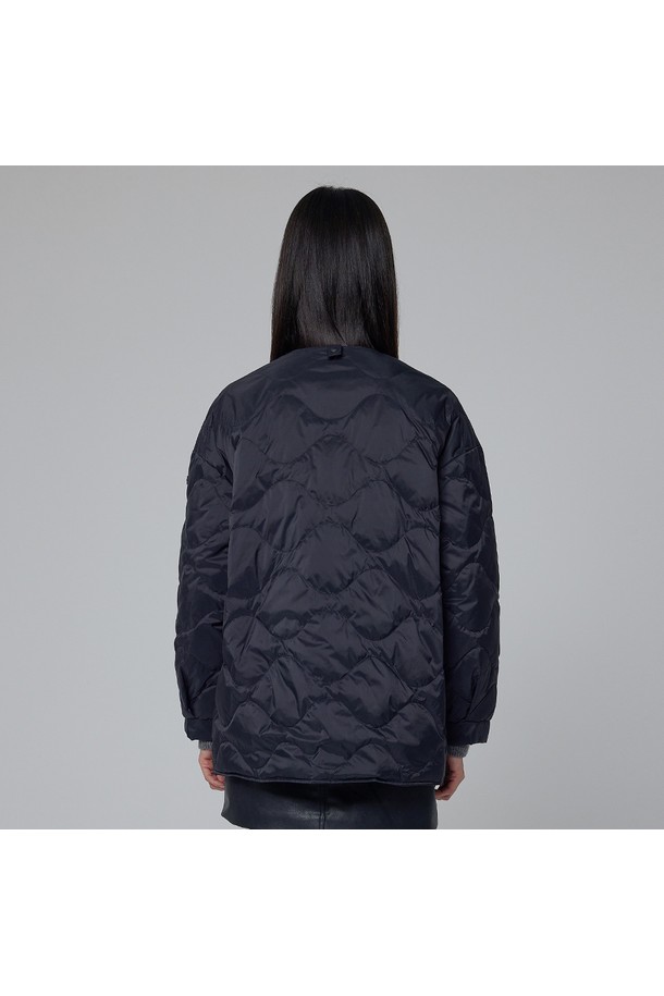 [WOMEN] 익스플로러 퀼팅 경량 다운 재킷 - 블랙 HDW0001ADZBLK는 여성용 다운 재킷입니다. 캐주얼 및 스포티한 스타일을 연출할 수 있으며, 겨울철 일상복으로 적합합니다. 블랙 컬러에 퀼팅 디자인이 돋보이며, 오버핏으로 편안한 착용감을 선사합니다. 가볍고 보온성이 뛰어난 나일론 소재를 사용하여 활동성을 높였습니다. 스냅 여밈 방식과 긴 소매 기장으로 디자인되었으며, 경량 다운 소재로 제작되어 따뜻함과 편안함을 동시에 느낄 수 있습니다.
