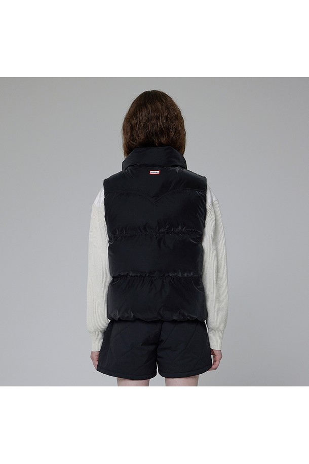 [WOMEN] 글로시 실크 터치 다운 베스트 - 블랙 HDW0001AVZBLK는 여성용 다운 베스트입니다. 미니멀하고 베이직한 스타일로, 겨울철 일상에서 활용하기 좋습니다. 블랙 컬러에 무지 디자인이며, 오버핏으로 편안하게 착용 가능합니다. 부드러운 촉감과 글로시한 광택감이 특징이며, 출근룩과 모임룩에 시크하고 클래식한 무드를 더해줍니다. 실크와 나일론 소재로 제작되었으며, 두꺼운 두께감과 패딩 안감으로 보온성을 높였습니다.
