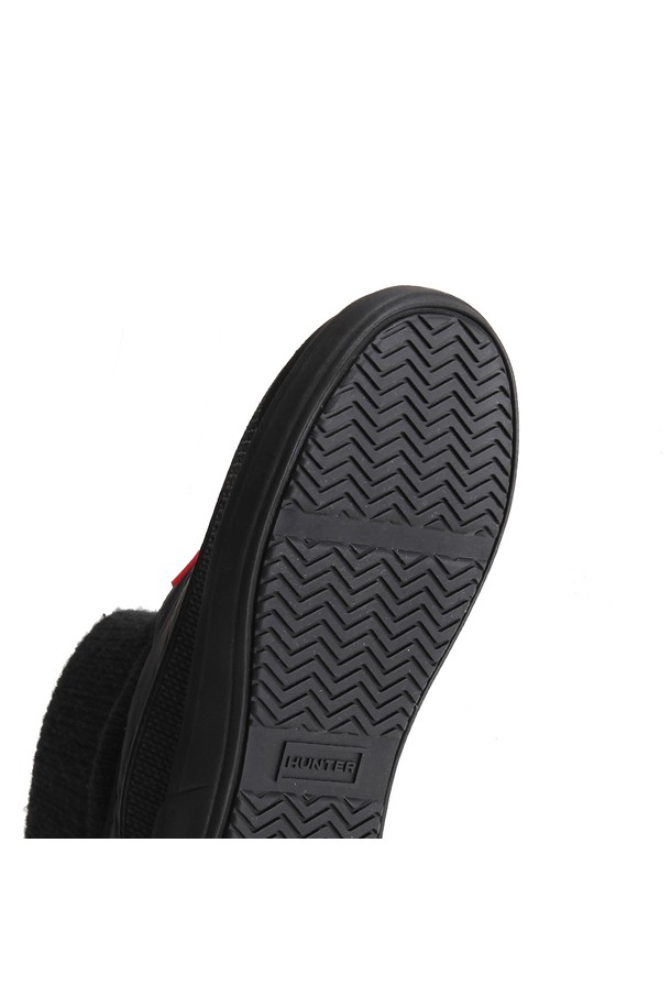 [JUNIOR] 인앤아웃 푸퍼 니트 커프 부츠 - 블랙 HBJ0002FFRBLK는 유아동을 위한 부츠입니다. 라운드 앞코에, 보온성을 위한 퍼 안감과 푸퍼 디테일이 특징이며, 니트 소재로 제작되어 따뜻하고 편안한 착용감을 제공합니다. 슬립온 스타일로 신고 벗기 편하며, 니트 커프스가 발목을 감싸 안정적인 핏을 연출합니다. 캐주얼 및 미니멀 스타일의 산책룩에 잘 어울리는 블랙 컬러의 부츠입니다. 가을, 겨울철 데일리룩에 활용하기 좋습니다.
