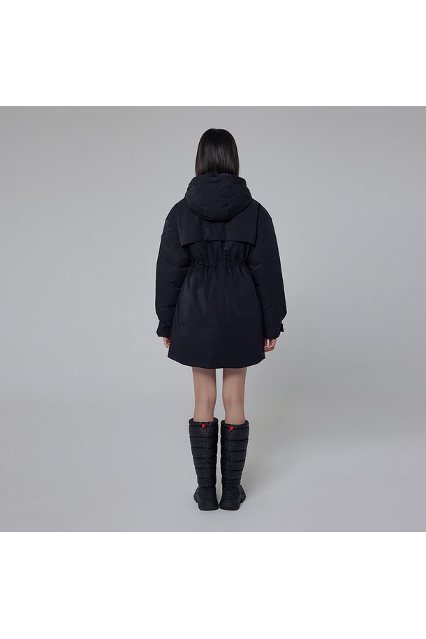 [WOMEN] 오리지날 롱 다운 재킷은 여성용 겨울 아우터로, 미니멀하고 베이직한 스타일을 추구하는 분들에게 적합합니다. 롱 기장의 블랙 컬러 무지 디자인으로, 어떤 옷에도 쉽게 매치할 수 있습니다. 넉넉한 오버핏에 후드와 패딩, 방수 기능까지 갖춰 보온성과 활동성을 모두 만족시킵니다. 부드러운 나일론 소재로 제작되어 편안한 착용감을 선사하며, 집업 방식으로 간편하게 입고 벗을 수 있습니다.
