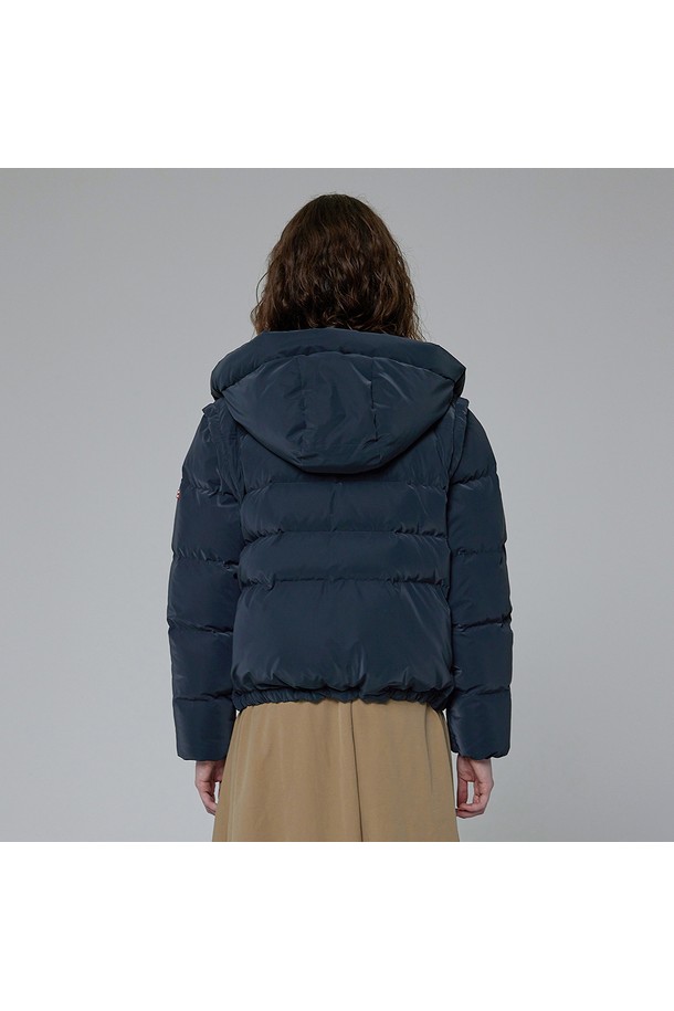 [WOMEN] 글로시 2in1 다운 재킷 - 딥네이비 HDW0006ADZDNV는 여성용 아우터로, 겨울철 캐주얼 스타일을 연출하기에 좋은 숏패딩입니다. 딥네이비 컬러의 무지 디자인에 글로시한 촉감이 특징이며, 2in1 후드 스타일로 다양한 연출이 가능합니다. 보온성을 높여주는 두꺼운 두께감과 오버핏 디자인으로 편안한 착용감을 제공하며, 여행룩과 캠핑룩에 활용하기 좋습니다. 나일론 소재를 사용하여 활동성을 높였으며, 스냅과 지퍼로 여밈이 가능합니다.
