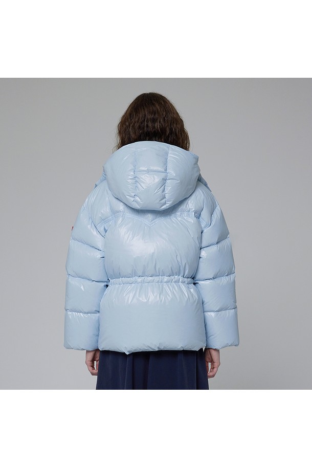[WOMEN] 인트레피드 미들 다운 재킷 - 스카이 블루 HDW0004ADZSBL은 겨울철 여성의 따뜻함과 스타일을 책임지는 필수템입니다. 넉넉한 오버핏으로 제작되어 편안한 착용감을 선사하며, 캐주얼, 미니멀, 고프코어 스타일을 모두 소화할 수 있습니다. 방수 기능과 두꺼운 두께, 부드러운 촉감의 나일론 소재를 사용하여 일상뿐만 아니라 여행이나 캠핑 등 다양한 TPO에 활용 가능합니다. 스카이 블루 컬러와 무지 디자인, 후드 디테일, 은은한 광택이 더해져 세련된 분위기를 연출합니다. 긴 소매와 집업 여밈 방식으로 보온성을 높였으며, 미디엄 기장으로 활동성을 더했습니다.
