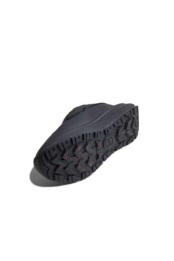 [UNISEX] 헌터 그립 푸퍼 레이스 트레이너 - 블랙 UFF7122WWUBLK는 유니섹스 디자인의 운동화입니다. 블랙 컬러에 라운드 앞코, 레이스업 여밈으로 캐주얼, 미니멀, 스포티한 스타일을 연출합니다. 가을, 겨울 시즌에 어울리는 푸퍼, 패딩 디테일이 특징이며, 나일론과 합성가죽 소재로 제작되었습니다. 안감 역시 패딩 처리되어 보온성을 높였으며, 러닝룩과 산책룩에 활용하기 좋습니다. 굽 높이는 낮고 플랫 타입입니다.