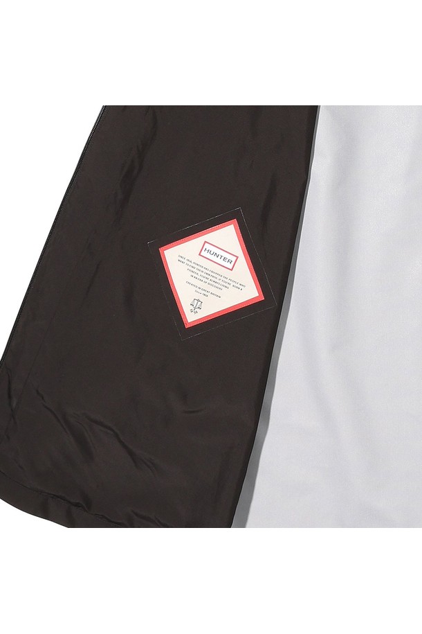 [MEN] 오리지널 라이트웨이트 레인코트 - 블랙 HCM0001AJZBLK는 남성용 레인코트로, 미니멀하고 스포티한 스타일을 연출합니다. 가볍고 부드러운 나일론 소재로 제작되어 봄, 여름, 가을 계절에 착용하기 좋으며, 일상생활과 우천 시 모두 활용 가능합니다. 레귤러핏에 레귤러 기장으로 편안한 착용감을 제공하며, 집업 여밈 방식과 긴 소매 디자인이 특징입니다. 방수, 경량, 통기 기능으로 쾌적함을 유지하며, 출근룩과 여행룩 등 다양한 TPO에 매치하기 좋습니다. 무지 패턴의 블랙 컬러로 어떤 스타일에도 쉽게 코디할 수 있습니다.
