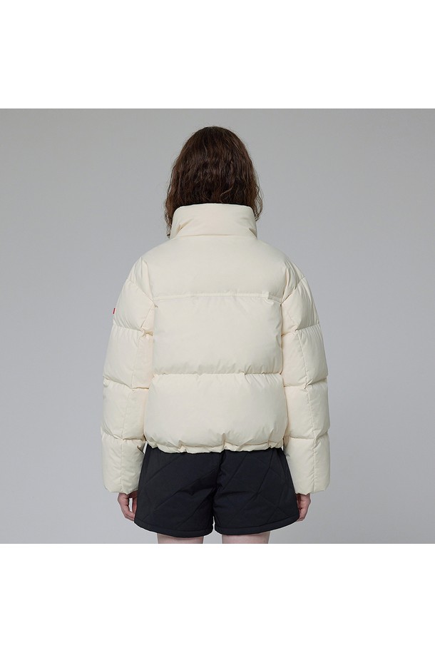 [WOMEN] 인앤아웃 다운 재킷 - 아이보리 HDW0002ADZIVO는 겨울철 여성의 따뜻함과 스타일을 책임지는 숏패딩입니다. 부드러운 나일론 소재와 푹신한 패딩 안감으로 제작되어 뛰어난 보온성을 제공하며, 가볍게 착용할 수 있어 활동성을 높였습니다. 아이보리 컬러의 무지 디자인에 오버핏과 크롭 기장으로 캐주얼, 스포티, 미니멀한 스타일을 연출할 수 있습니다. 집업 여밈 방식과 긴 소매 디자인으로 편안하게 착용 가능하며, 여행룩이나 캠핑룩과 같은 TPO에 활용하기 좋습니다.
