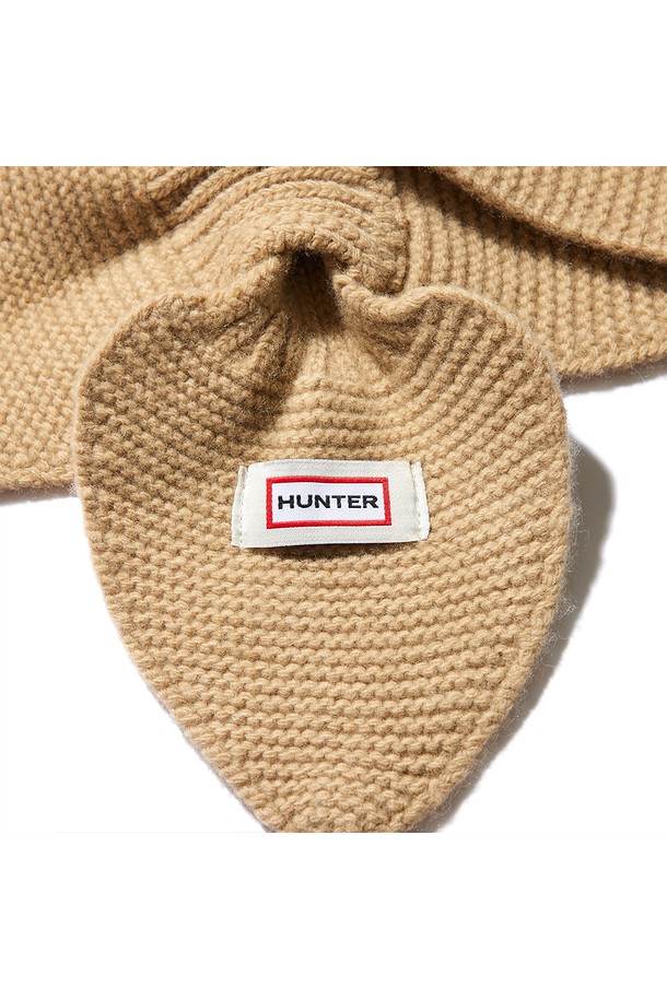 [WOMEN] 에센셜 니트 머플러 - 베이지 HDW0002CNZBEI는 여성용 머플러로, 가을과 겨울에 착용하기 좋습니다. 부드러운 니트 소재로 제작되어 포근한 착용감을 선사하며, 무지 디자인과 베이지 컬러로 어떤 스타일에도 잘 어울립니다. 두꺼운 두께감으로 보온성을 높였으며, 에센셜 라인으로 출시되어 출근룩, 모임룩 등 다양한 TPO에 활용 가능합니다. 클래식, 미니멀, 캐주얼 스타일을 즐겨 입는 여성분들께 추천합니다.
