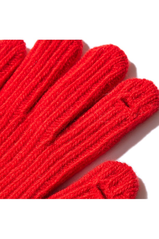 [WOMEN] 에센셜 니트 핑거홀 장갑 - 레드 HDW0002CGZRED는 부드러운 니트 소재로 제작되어 뛰어난 착용감을 제공하는 여성용 장갑입니다. 톤 다운된 레드 컬러에 무지 디자인으로 어떤 스타일에도 잘 어울리며, 손가락 홀 디테일이 있어 실용성을 더했습니다. 겨울철 보온성을 책임지는 두꺼운 두께감으로 따뜻하게 손을 보호해 줍니다. 미니멀, 클래식, 캐주얼 등 다양한 스타일에 매치하여 포인트를 줄 수 있는 필수 아이템입니다.
