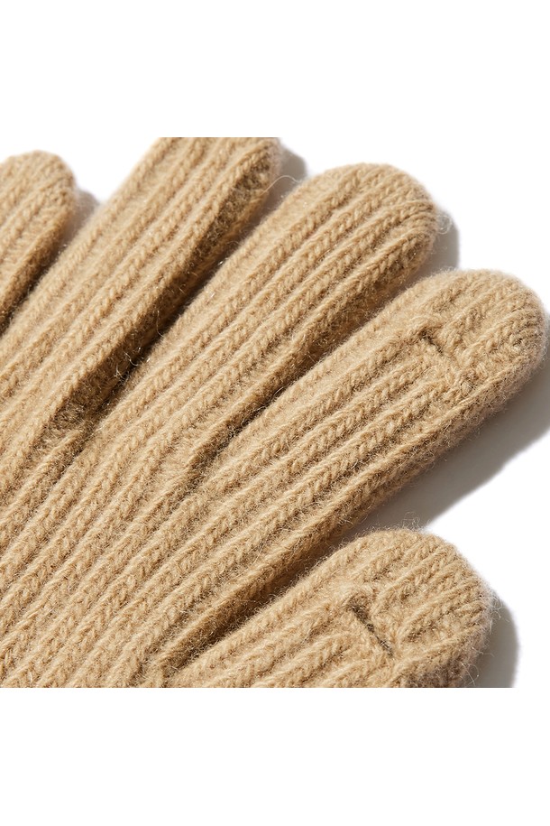 [WOMEN] 에센셜 니트 핑거홀 장갑 - 베이지 HDW0002CGZBEI는 부드러운 니트 소재로 제작되어 겨울철 따뜻함을 선사하는 여성용 장갑입니다. 일상생활에서 활용하기 좋은 베이지 컬러의 무지 디자인으로, 미니멀, 클래식, 캐주얼 스타일 모두 소화 가능합니다. 출근룩에 매치하여 세련된 분위기를 연출할 수 있으며, 핑거홀 디테일로 실용성을 더했습니다. 두꺼운 두께감으로 보온성을 높였으며, 에센셜 라인으로 기본적인 디자인에 충실했습니다.
