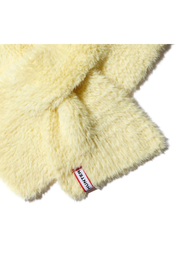 [WOMEN] 소프트 헤어리 머플러 - 옐로우 HDW0001CNZRYL(이하, 소프트 헤어리 머플러)는 부드러운 촉감의 폴리에스테르 소재로 제작되어 가을과 겨울철에 따뜻하게 착용할 수 있는 여성용 머플러입니다. 옐로우 컬러의 무지 디자인에 헤어리 텍스처를 더해 포근하고 세련된 느낌을 선사합니다. 두꺼운 두께감으로 보온성을 높였으며, 베이직한 스타일로 출근룩, 모임룩 등 다양한 TPO에 활용 가능합니다. 클래식, 미니멀, 캐주얼 등 어떤 스타일에도 자연스럽게 어울려 폭넓은 연출이 가능합니다. 부드러운 감촉과 보온성을 갖춘 소프트 헤어리 머플러로 따뜻하고 스타일리시한 겨울을 보내세요.
