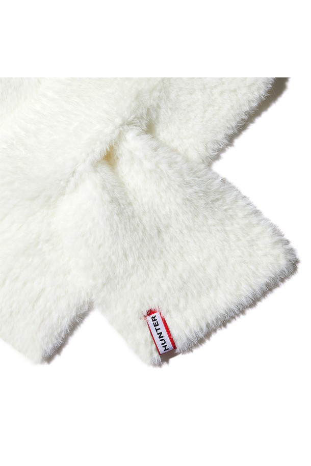 **[WOMEN] 소프트 헤어리 머플러 - 아이보리 (HDW0001CNZIVO)**

부드러운 촉감과 따뜻한 보온성을 제공하는 여성용 머플러입니다. 포근한 헤어리 텍스처가 특징이며, 겨울철 추위를 효과적으로 막아줍니다. 아이보리 컬러의 무지 디자인으로, 출근룩, 모임룩 등 다양한 스타일에 매치하기 용이합니다. 클래식, 미니멀, 캐주얼 등 폭넓은 스타일을 연출할 수 있어 활용도가 높습니다. 폴리에스테르 소재로 제작되어 편안하게 착용할 수 있습니다.
