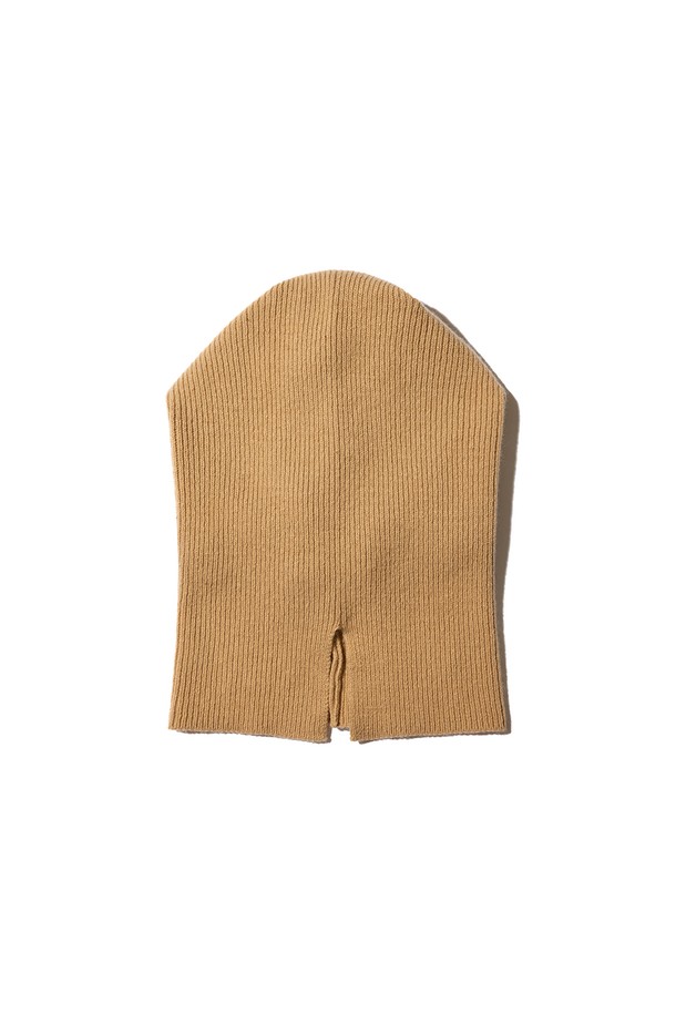 [WOMEN] 에센셜 니트 바라클라바 - 베이지 HDW0001CHZBEI는 여성용 바라클라바입니다. 부드러운 니트 소재로 제작되어 가을, 겨울철 보온성을 높여줍니다. 깊은 모자 깊이와 턱끈 디테일로 안정적인 착용감을 제공하며, 무지 디자인에 리본 장식으로 포인트를 더했습니다. 미니멀, 클래식, 캐주얼 스타일 모두 소화 가능한 활용도 높은 아이템입니다. 베이지 컬러로 다양한 의상에 매치하기 용이합니다.
