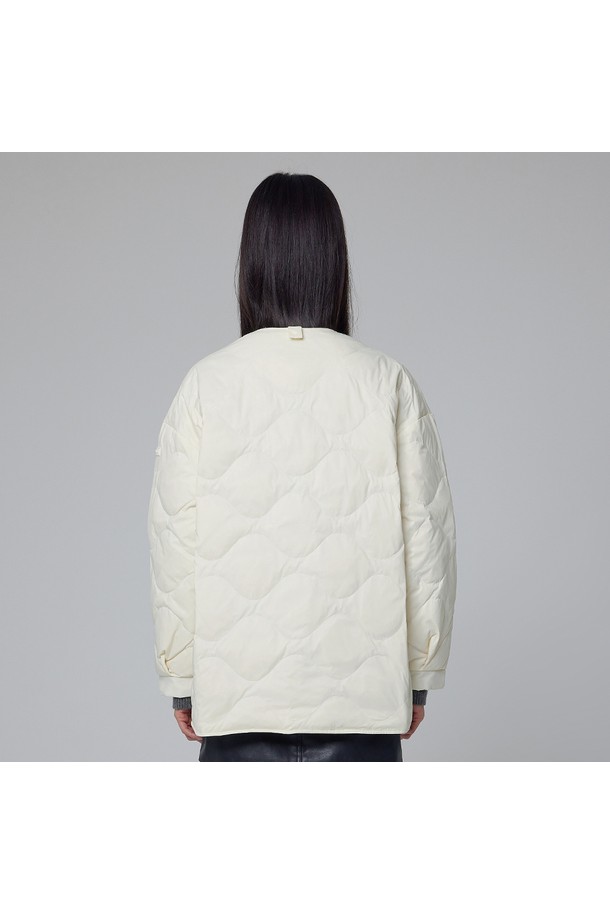 [WOMEN] 익스플로러 퀼팅 경량 다운 재킷 - 아이보리 HDW0001ADZIVO는 일상, 출근룩, 여행룩에 모두 잘 어울리는 여성용 다운 재킷입니다. 아이보리 컬러의 레귤러핏으로 제작되었으며, 캐주얼, 미니멀, 클래식 스타일을 모두 아우릅니다. 가볍고 따뜻한 경량 다운 충전재와 부드러운 나일론 소재를 사용하여 편안한 착용감을 선사합니다. 퀼팅 디자인과 집업 여밈 방식으로 디자인되었으며, 긴 소매 기장과 두꺼운 두께로 겨울철에도 따뜻하게 입을 수 있습니다. 베이직한 디자인으로 다양한 스타일 연출이 용이합니다.
