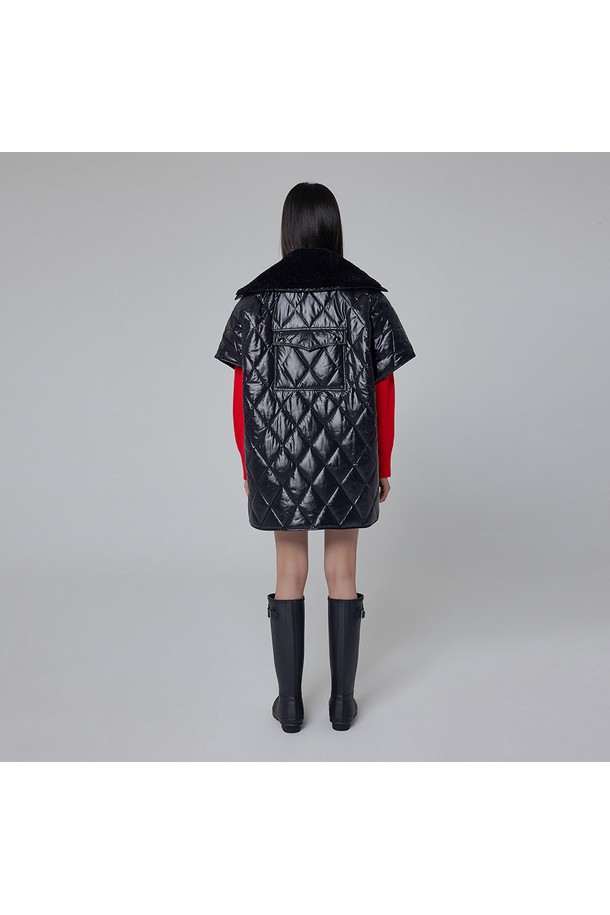 [WOMEN] 원더러 부클 포인트 패딩 케이프 - 블랙 HDW0004AOZBLK는 부드러운 촉감의 나일론 소재로 제작된 여성용 겨울 패딩 케이프입니다. 캐주얼 스타일의 오버핏 디자인으로, 집콕룩이나 산책, 외출 시 편안하게 착용하기 좋습니다. 블랙 컬러에 퀄팅 디테일과 부클 소재가 포인트로 더해져 미니멀하면서도 클래식한 무드를 연출합니다. 두꺼운 두께감으로 보온성을 높였으며, 반소매 형태로 활동성을 더했습니다. 지퍼 여밈 방식의 크롭 기장으로 다양한 스타일링에 활용할 수 있습니다.
