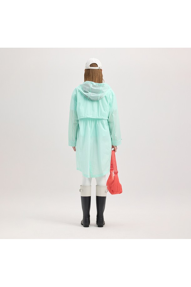 **[WOMEN] 트래블 윈드브레이커 파카 - 제이드 HCW0006AJZJAD**는 여행과 일상에서 활용하기 좋은 여성용 윈드브레이커 파카입니다. 부드러운 촉감의 나일론 소재로 제작되어 봄, 여름 시즌에 적합하며, 제이드와 민트 두 가지 색상 옵션을 제공합니다. 레귤러 핏에 후드, 방수 기능을 갖춰 실용성을 높였으며, 가벼운 무게감으로 편안하게 착용할 수 있습니다. 캐주얼, 스포티, 미니멀 스타일을 모두 소화할 수 있으며, 얇은 두께감과 긴 소매 기장, 집업 여밈 방식이 특징입니다. 여행룩이나 휴가룩에 매치하여 스타일리시함을 더해보세요.
