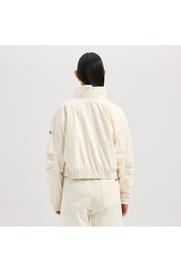 [WOMEN] 립스탑 숏 윈드 재킷 - 아이보리 HCW0003AJZIVO는 여성용으로, 가볍고 얇은 두께감의 나일론 소재를 사용하여 봄, 여름 시즌에 적합합니다. 립스탑 원단으로 제작되어 내구성이 뛰어나며, 방풍 기능으로 활동적인 날씨에도 쾌적함을 유지합니다. 아이보리 컬러의 무지 디자인에 레귤러 핏, 집업 스타일로 캐주얼하고 스포티한 연출이 가능합니다. 산책, 러닝, 여행 등 다양한 TPO에 활용하기 좋으며, 미니멀한 스타일을 선호하는 분들께 추천합니다. 긴 소매 기장의 숏 기장 윈드 재킷입니다.
