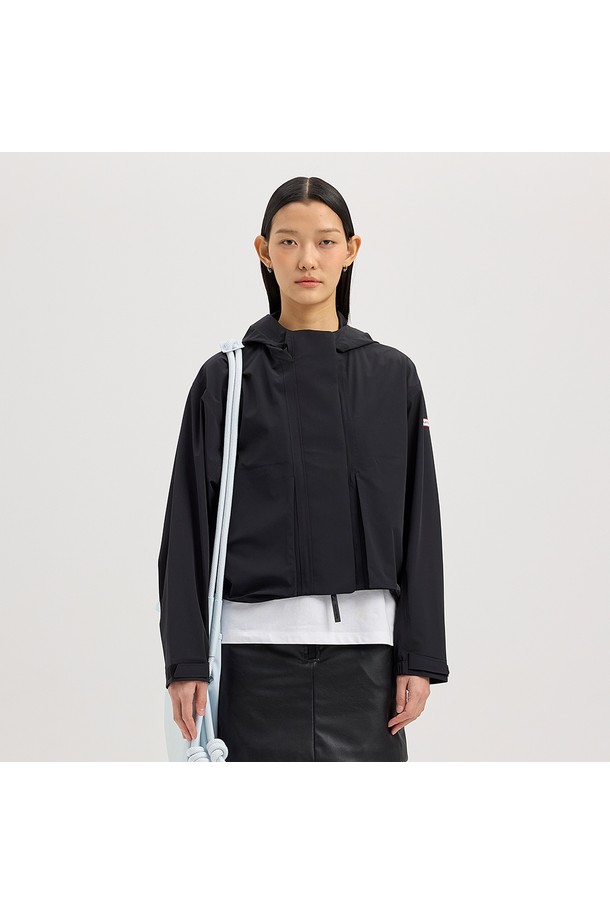 [WOMEN] 워터프루프 숏 레인 재킷 - 블랙 HCW0001AJZBLK는 여성용 레인 자켓입니다. 미니멀하고 스포티한 스타일의 이 재킷은 봄, 여름, 가을 계절에 활용 가능하며, 일상생활과 우천 시 모두 착용하기 좋습니다. 숏 기장에 집업 여밈 방식이며, 레귤러 핏으로 편안하게 착용할 수 있습니다. 방수 및 생활 방수 기능이 있어 갑작스러운 비에도 끄떡없으며, 후드가 달려 있어 실용성을 더합니다. 얇은 두께의 나일론 소재로 제작되었으며, 여행룩 연출에도 적합합니다.
