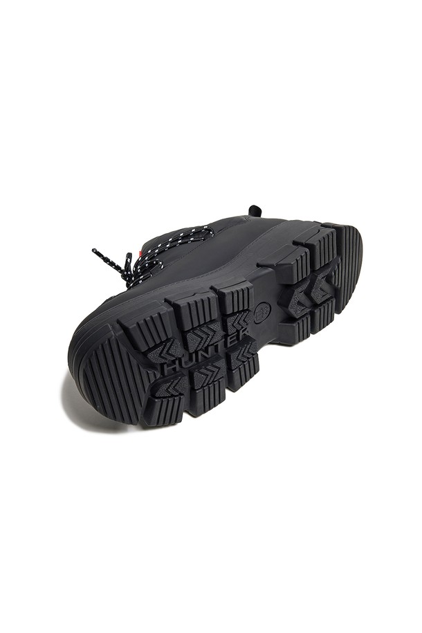 [UNISEX] 원더러 푸퍼 숏 스노우부츠 - 블랙 WFSB048POLBLK는 유니섹스 디자인으로, 겨울철 스노우 스포츠 및 일상생활에서 폭넓게 활용 가능한 스노우부츠입니다. 라운드 앞코와 플랫 굽으로 편안한 착용감을 제공하며, 합성가죽 소재에 방한, 방수 기능을 더하여 추운 날씨에도 따뜻하고 쾌적하게 신을 수 있습니다. 레이스업 방식의 숏 부츠 디자인으로, 캐주얼, 미니멀, 고프코어 스타일의 여행룩, 휴가룩, 캠핑룩에 잘 어울립니다. 블랙 컬러의 무지 디자인은 어떤 스타일에도 쉽게 매치할 수 있는 실용적인 아이템입니다. 패딩 안감으로 보온성을 높였습니다.
