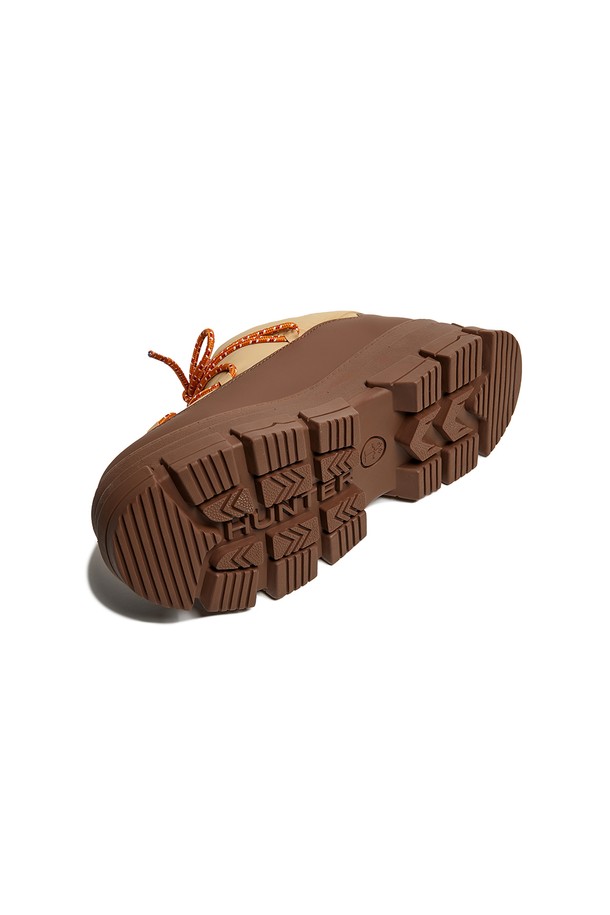 [UNISEX] 원더러 푸퍼 숏 스노우부츠 - 샌드 WFSB048POLSAN은 부드러운 샌드 컬러의 유니섹스 스노우부츠입니다. 라운드 앞코에 레이스업 방식으로 편안하게 착용할 수 있으며, 겨울철 스노우스포츠 및 일상생활에서 활용하기 좋습니다. 방수 기능과 보온성을 갖춘 폴리에스테르 소재의 푸퍼 디자인으로, 숏 탑라인과 플랫 굽이 특징입니다. 안감은 패딩 처리되어 따뜻함을 더하며, 미니멀, 캐주얼, 고프코어 스타일과 함께 여행룩, 휴가룩, 캠핑룩 등 다양한 TPO에 매치하기 좋습니다.
