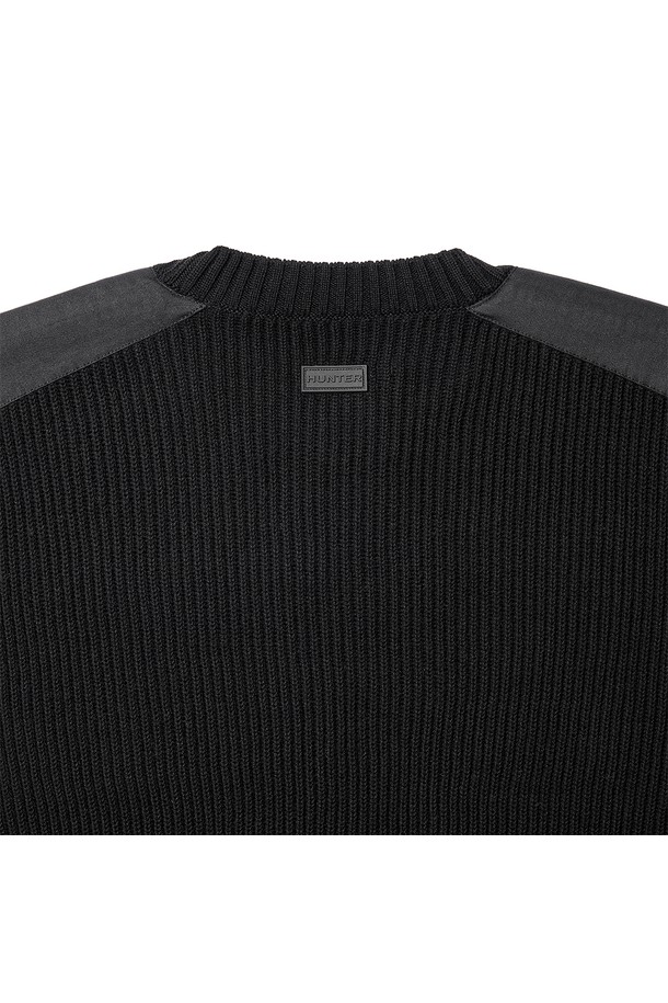 [WOMEN] 크루넥 우븐 어깨 패치 스웨터 - 블랙 HDW0003AKZBLK는 여성용 상의 스웨터입니다. 가을, 겨울에 착용하기 좋으며, 일상, 출근룩에 어울리는 베이직하고 클래식, 미니멀, 캐주얼 스타일의 제품입니다. 면과 울 소재로 제작되었으며, 두꺼운 두께감과 긴 소매 기장, 라운드넥 디자인이 특징입니다. 레귤러핏으로 편안하게 착용 가능하며, 우븐 어깨 패치 디테일이 포인트입니다. 블랙 컬러에 크롭 기장으로 세련된 느낌을 더했습니다.
