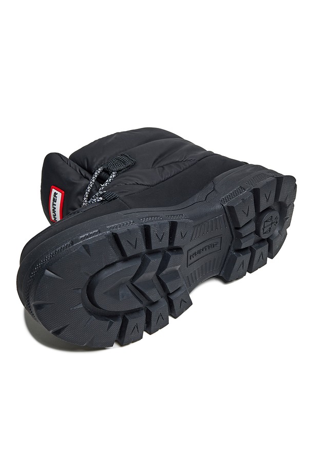 [WOMEN] 익스플로러 온 푸퍼 레이스업 부티 - 블랙 HDWK103FBZBLK는 일상과 아웃도어 활동에 모두 어울리는 여성 부츠입니다. 라운드 앞코에 블랙 컬러의 무지 디자인이 특징이며, 가을과 겨울에 따뜻하게 착용할 수 있습니다. 4cm 플랫 굽과 레이스업 스타일로 편안함과 스타일을 동시에 잡았습니다. 방수 기능과 사이즈 조절이 가능하며, 나일론, 폴리에스테르, 폴리우레탄 등의 소재로 제작되어 튼튼합니다. 출근룩, 캐주얼, 미니멀, 클래식 스타일을 즐겨 입는 여성분들께 추천합니다.
