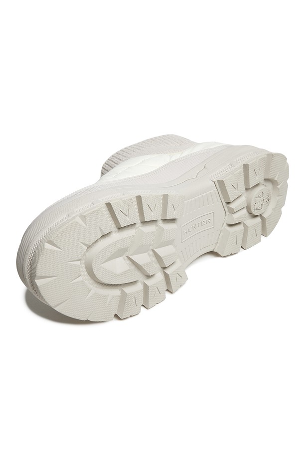 [WOMEN] 익스플로러 온 푸퍼 니트 커프 부츠 - 화이트윌로우 HDWK101FBZWHW는 여성용 부츠로, 일상 및 아웃도어 활동에 적합합니다. 라운드 앞코에 4cm 플랫 굽으로 편안함을 더했으며, 니트 커프가 발목을 감싸 보온성을 높입니다. 화이트 컬러의 무지 디자인으로 미니멀, 캐주얼, 클래식 스타일을 연출하기 좋으며, 가을, 겨울 계절에 따뜻하게 신을 수 있습니다. 나일론, TPR, 면, 폴리에스테르, 고무 등 다양한 소재를 사용하여 튼튼하고, 핸드메이드 및 3D 패턴 커팅, 알루미늄 라스트 구조, 전통적 가황 방식으로 제작되어 높은 퀄리티를 자랑합니다. 산책룩, 출근룩 등 다양한 TPO에 활용할 수 있는 슬립온 스타일 부츠입니다.
