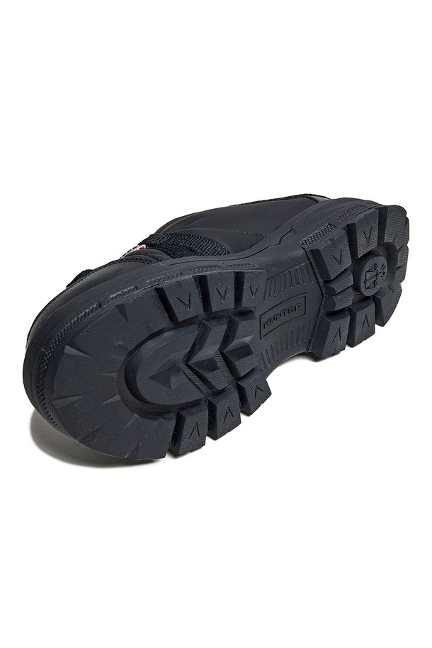 [UNISEX] 익스플로러 온 레이스 업 뮬 - 블랙 HDUK100FMZBLK는 아웃도어 활동과 일상생활 모두에 적합한 유니섹스 뮬입니다. 블랙 컬러에 라운드 앞코 디자인으로, 캐주얼, 미니멀, 고프코어 스타일을 연출합니다. 나일론, 폴리에스테르, 폴리우레탄, 고무 등 튼튼한 소재를 사용하여 봄, 여름 계절에 편안하게 착용할 수 있습니다. 4cm 굽 높이의 플랫 뮬로, 레이스업 방식으로 발을 안정적으로 잡아주며, 로우컷 탑라인과 핸드메이드, 천연고무 사용, 방수 기능, 젖은 환경 적합 등의 특징을 갖췄습니다. 여행, 산책, 휴가 등 다양한 TPO에 활용 가능합니다.
