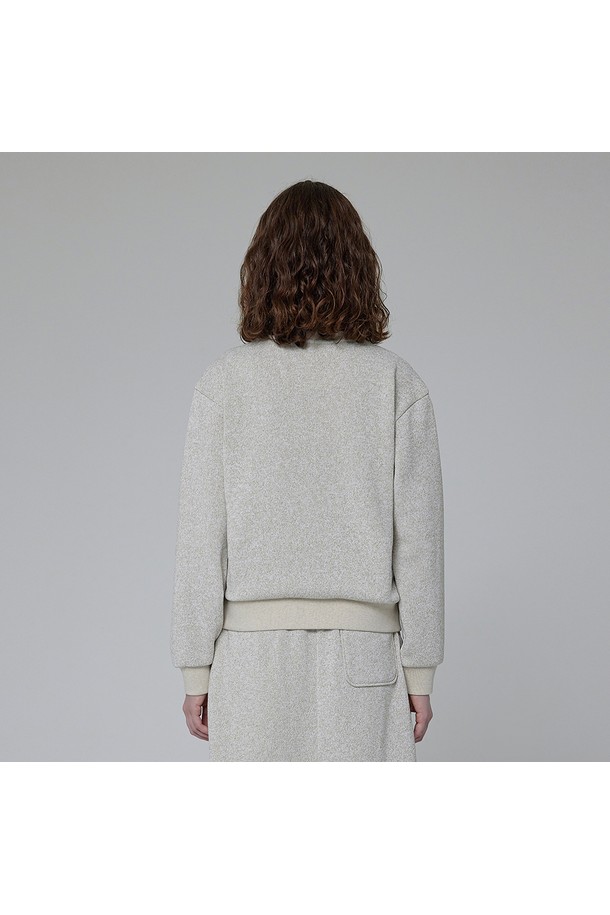 "WOMEN" 플레이 플리스 크루넥 - 스무스페블 HDW0002AMZSMP는 부드러운 촉감의 플리스 안감과 두꺼운 두께로 따뜻함을 제공하는 여성용 티셔츠입니다. 베이직하고 캐주얼한 스타일로 일상에서 편안하게 착용하기 좋으며, 가을과 겨울에 적합합니다. 레귤러핏의 긴소매 크루넥 디자인이며, 무지 패턴의 스무스페블 컬러로 미니멀하고 클래식한 분위기를 연출합니다. 자연스러운 고무 구조와 수작업 제작 방식으로 섬세하게 만들어졌으며, 1년 품질 보증으로 안심하고 구매할 수 있습니다. 폴리에스테르 소재로 제작되었습니다.
