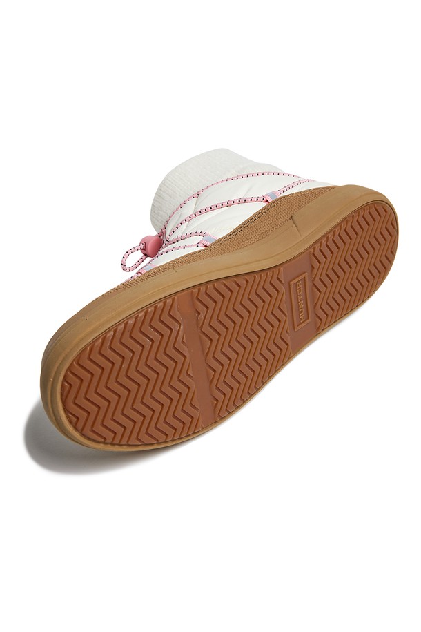 헌터X잔망루피 인앤아웃 푸퍼 레이스업 부츠 - 화이트윌로우 WFS2365RENWWP는 여성용 부츠로, 가을과 겨울에 어울리는 방수 기능의 제품입니다. 3cm 플랫 굽에 나일론, 고무, 폴리에스테르 소재를 사용하여 제작되었으며, 헌터(Hunter)와 잔망루피의 콜라보레이션으로 탄생한 퍼퍼 디자인이 특징입니다. 귀여운 캐릭터 패턴과 레이스업 여밈, 넓은 발볼로 디자인되어 캐주얼, 미니멀, 고프코어 스타일을 연출하기 좋습니다. FSC 인증 천연고무를 사용하여 핸드메이드로 제작되었으며, 여행룩, 산책룩에 활용하기 좋습니다.
