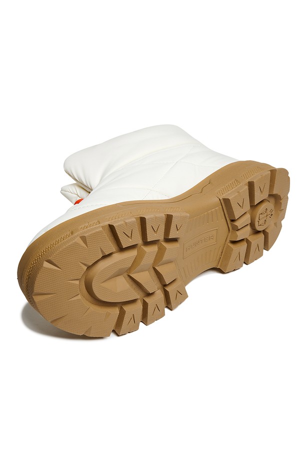 [WOMEN] 익스플로러 온 푸퍼 부티 - 화이트윌로우 HDWK102FBZWWG는 여성용 부츠입니다. 라운드 토 디자인에 화이트와 브라운 컬러 조합으로, 일상 및 아웃도어 활동에 적합합니다. 겨울철 방한을 위한 패딩 부츠로, 나일론, 고무, 폴리에스테르, EVA 소재를 사용하여 제작되었습니다. 청키힐 굽 타입에 조임용 끈으로 편안하게 착용할 수 있으며, 앵클 탑라인과 무지 및 로고 패턴이 특징입니다. 여행룩, 산책룩, 캐주얼, 미니멀, 고프코어 스타일 연출에 활용하기 좋습니다.
