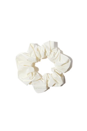 [WOMEN] 글로시 헤어 스크런치 - 아이보리 HDW0001CZZIVO