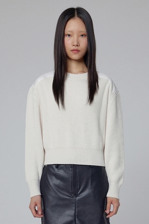 [WOMEN] 크루넥 우븐 어깨 패치 스웨터 - 아이보리 HDW0003AKZIVO
