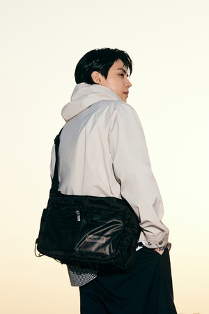 [김도훈 착용][UNISEX] 트래블 루센트 미디 메신저백 - 블랙 HEUK306BMZBLK