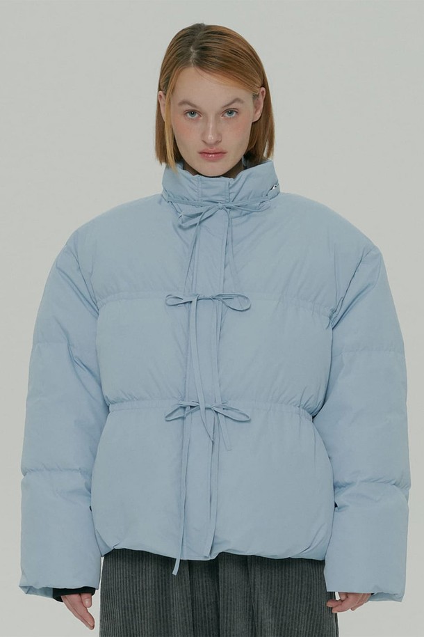 스카이블루 컬러의 STRAP DOWN 재킷은 겨울철 일상에서 미니멀하고 클래식한 스타일을 연출하기에 좋습니다. 여성용 오버핏 패딩 재킷으로, 나일론 소재와 두꺼운 두께감으로 보온성을 높였습니다. 퀼팅 디테일과 스트랩 장식이 특징이며, 부드러운 촉감의 안감으로 편안한 착용감을 선사합니다. 긴 소매와 크롭 기장으로 세련된 핏을 완성하며, 스트랩 여밈 방식으로 간편하게 착용할 수 있습니다.
